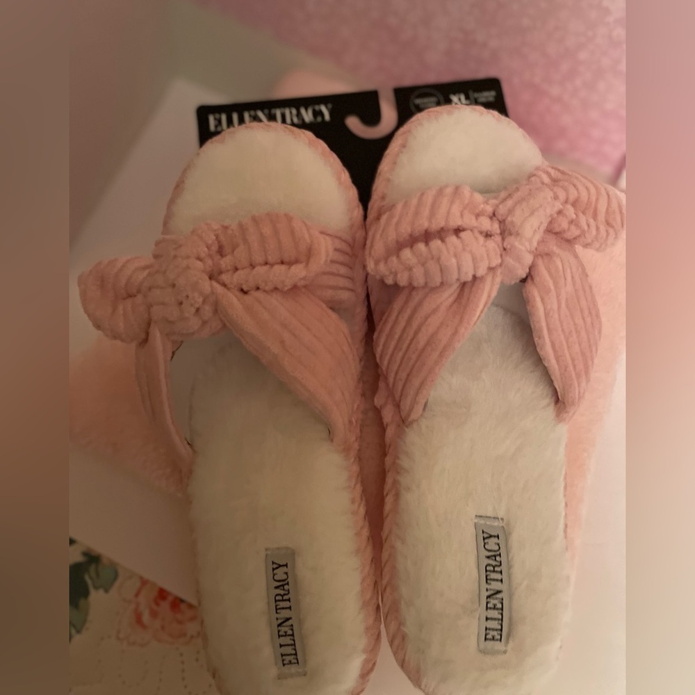 Ellen Tracy Pink corduroy slippers with memory foam sz xl (10-11)